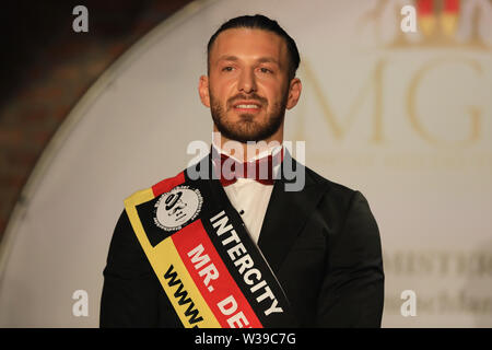 Magdeburg, Deutschland. 13. Juli, 2019. Kayhan Kilbasoglu, Mister Deutschland 2019. 40 nationalen Gewinner aus 80 früheren Fällen, die für die abschließende Met. Die Miss, Misses und Mister Deutschland 2019, die jetzt Deutschland international vertreten, wurden gewählt. Credit: Peter Gercke/dpa-Zentralbild/dpa/Alamy leben Nachrichten Stockfoto