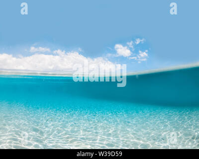 Tropischer Strand mit blauem Wasser und Palmen - Coron, Philippinen Stockfoto