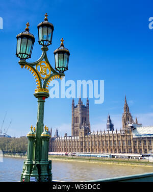Britische Parlament entlang der Themse an einem sonnigen Tag in London, UK.