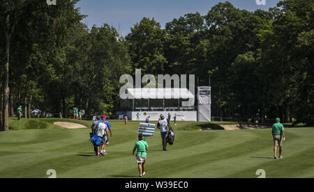 Silvis, Iowa, USA. 10. Juli 2019. Golfspieler gehen Sie die neunte Fahrrinne während des Morgens an den John Deere Klassiker an TPC Deere Run in Silvis, Mittwoch, 10. Juli 2019. Credit: Andy Abeyta/Viererkabel - Zeiten/ZUMA Draht/Alamy leben Nachrichten Stockfoto