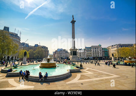 London, Großbritannien, 17. Juni 2019: Der Trafalgar Square und Nelsons Column an einem sonnigen Tag in London, England. Stockfoto