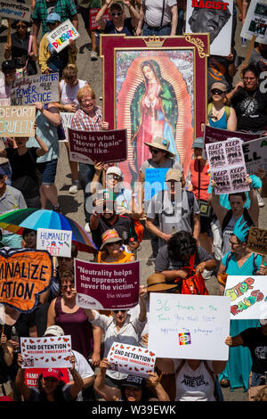 7/13/19 Chicago Immigranten rechte Kundgebung in Daley Plaza und im März durch die Schleife zu "Maßnahmen zu ergreifen, um Ende der Kriminalisierung, Inhaftierungen und Abschiebungen" Stockfoto