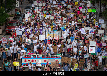 7/13/19 Chicago Immigranten rechte Kundgebung in Daley Plaza und im März durch die Schleife zu "Maßnahmen zu ergreifen, um Ende der Kriminalisierung, Inhaftierungen und Abschiebungen" Stockfoto