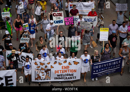 7/13/19 Chicago Immigranten rechte Kundgebung in Daley Plaza und im März durch die Schleife zu "Maßnahmen zu ergreifen, um Ende der Kriminalisierung, Inhaftierungen und Abschiebungen" Stockfoto