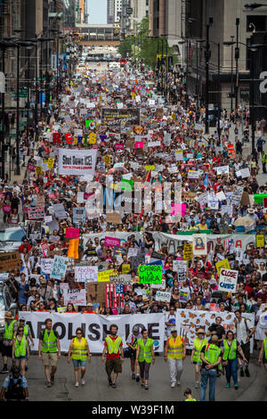 7/13/19 Chicago Immigranten rechte Kundgebung in Daley Plaza und im März durch die Schleife zu "Maßnahmen zu ergreifen, um Ende der Kriminalisierung, Inhaftierungen und Abschiebungen" Stockfoto