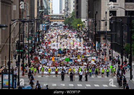 7/13/19 Chicago Immigranten rechte Kundgebung in Daley Plaza und im März durch die Schleife zu "Maßnahmen zu ergreifen, um Ende der Kriminalisierung, Inhaftierungen und Abschiebungen" Stockfoto