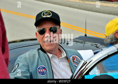 Cocoa Beach, Florida, USA. Juli 13, 2019. Nur mir Al… Al Nordworden NASA-Astronaut und Ingenieur, war der Befehl Modul Pilot für die Apollo 15 Lunar Mission im Jahr 1971. Er kehrte nach dem 50-jährigen Jubiläum Parade reiten in einem Oldtimer Corvette durch die Straßen von Cocoa Beach. Foto Julian Porree/Alamy leben Nachrichten Stockfoto