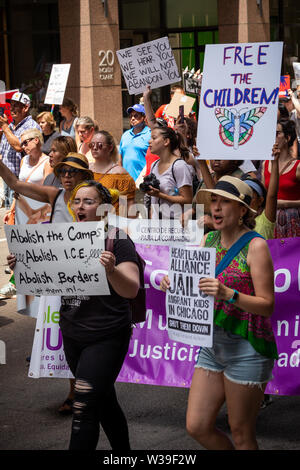 7/13/19 Chicago Immigranten rechte Kundgebung in Daley Plaza und im März durch die Schleife zu "Maßnahmen zu ergreifen, um Ende der Kriminalisierung, Inhaftierungen und Abschiebungen" Stockfoto