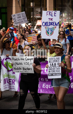 7/13/19 Chicago Immigranten rechte Kundgebung in Daley Plaza und im März durch die Schleife zu "Maßnahmen zu ergreifen, um Ende der Kriminalisierung, Inhaftierungen und Abschiebungen" Stockfoto