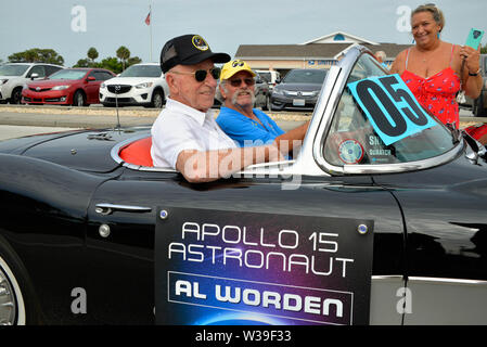 Cocoa Beach, Florida, USA. Juli 13, 2019. Nur mir Al… Al Nordworden NASA-Astronaut und Ingenieur, war der Befehl Modul Pilot für die Apollo 15 Lunar Mission im Jahr 1971. Er kehrte nach dem 50-jährigen Jubiläum Parade reiten in einem Oldtimer Corvette durch die Straßen von Cocoa Beach. Foto Julian Porree/Alamy leben Nachrichten Stockfoto