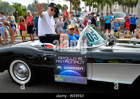 Cocoa Beach, Florida, USA. Juli 13, 2019. Nur mir Al… Al Nordworden NASA-Astronaut und Ingenieur, war der Befehl Modul Pilot für die Apollo 15 Lunar Mission im Jahr 1971. Er kehrte nach dem 50-jährigen Jubiläum Parade reiten in einem Oldtimer Corvette durch die Straßen von Cocoa Beach. Foto Julian Porree/Alamy leben Nachrichten Stockfoto