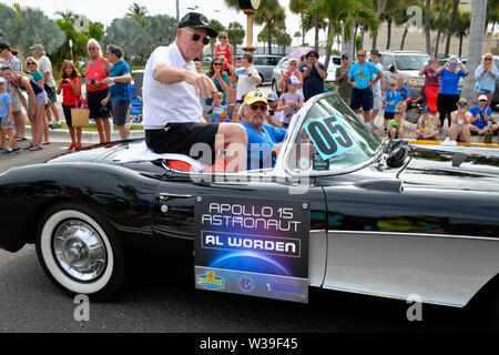 Cocoa Beach, Florida, USA. Juli 13, 2019. Nur mir Al… Al Nordworden NASA-Astronaut und Ingenieur, war der Befehl Modul Pilot für die Apollo 15 Lunar Mission im Jahr 1971. Er kehrte nach dem 50-jährigen Jubiläum Parade reiten in einem Oldtimer Corvette durch die Straßen von Cocoa Beach. Foto Julian Porree/Alamy leben Nachrichten Stockfoto