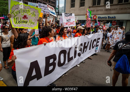 7/13/19 Chicago Immigranten rechte Kundgebung in Daley Plaza und im März durch die Schleife zu "Maßnahmen zu ergreifen, um Ende der Kriminalisierung, Inhaftierungen und Abschiebungen" Stockfoto