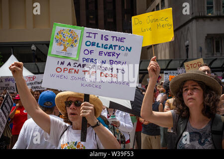 7/13/19 Chicago Immigranten rechte Kundgebung in Daley Plaza und im März durch die Schleife zu "Maßnahmen zu ergreifen, um Ende der Kriminalisierung, Inhaftierungen und Abschiebungen" Stockfoto