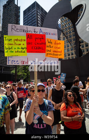 7/13/19 Chicago Immigranten rechte Kundgebung in Daley Plaza und im März durch die Schleife zu "Maßnahmen zu ergreifen, um Ende der Kriminalisierung, Inhaftierungen und Abschiebungen" Stockfoto