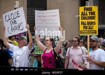 7/13/19 Chicago Immigranten rechte Kundgebung in Daley Plaza und im März durch die Schleife zu "Maßnahmen zu ergreifen, um Ende der Kriminalisierung, Inhaftierungen und Abschiebungen" Stockfoto