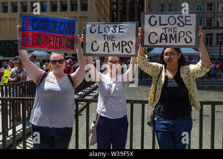 7/13/19 Chicago Immigranten rechte Kundgebung in Daley Plaza und im März durch die Schleife zu "Maßnahmen zu ergreifen, um Ende der Kriminalisierung, Inhaftierungen und Abschiebungen" Stockfoto