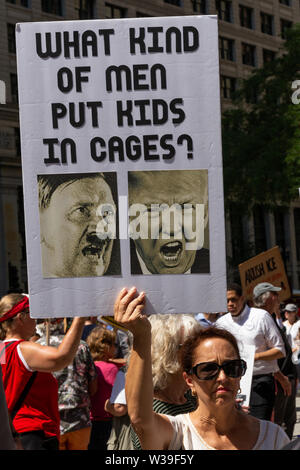 7/13/19 Chicago Immigranten rechte Kundgebung in Daley Plaza und im März durch die Schleife zu "Maßnahmen zu ergreifen, um Ende der Kriminalisierung, Inhaftierungen und Abschiebungen" Stockfoto