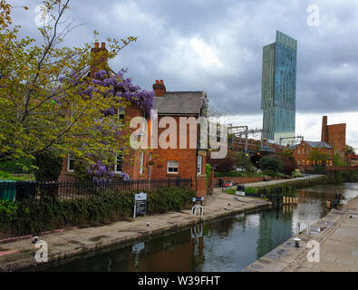 Manchester, Großbritannien - 25 April 2019: atmosphärische Szene der restaurierten Viktorianischen Kanalsystem in Castlefield Gegend von Manchester Stockfoto