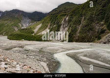 Rocky Folien in einer bergigen Gegend am Fox Glacier, Neuseeland Stockfoto