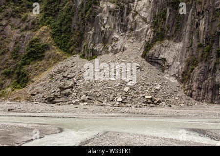 Rocky Folien in einer bergigen Gegend am Fox Glacier, Neuseeland Stockfoto