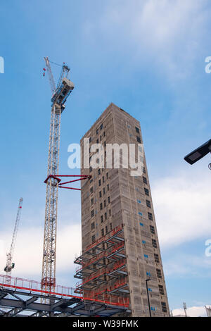 Manchester, Großbritannien - 22 April, 2019: Kran und ein Turm mit umfangreichen Bauarbeiten im Stadtzentrum von Manchester. Mehr Mancheste Stockfoto