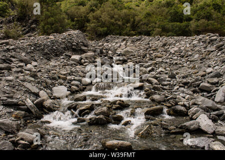 Rocky Folien in einer bergigen Gegend am Fox Glacier, Neuseeland Stockfoto