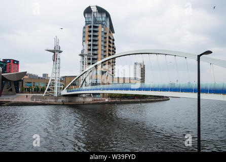 Manchester, Großbritannien - 24 April 2019: Millenium Bridge an der Salford Quays am Ufer des Manchester Ship Canal in Salford und Trafford, Stockfoto