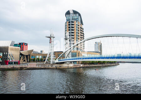 Manchester, Großbritannien - 24 April 2019: Millenium Bridge an der Salford Quays am Ufer des Manchester Ship Canal in Salford und Trafford, Stockfoto