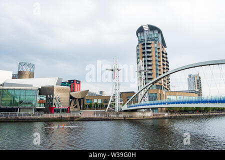 Manchester, Großbritannien - 24 April 2019: Millenium Bridge an der Salford Quays am Ufer des Manchester Ship Canal in Salford und Trafford, Stockfoto