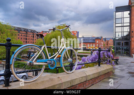 Manchester, Großbritannien - 25 April 2019: atmosphärische Szene einer geparkten Fahrrad im restaurierten Viktorianischen Kanalsystem in Castlefield Bereich Manc Stockfoto