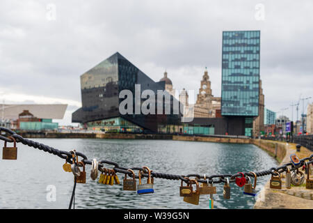 Liverpool, Großbritannien - 26 April 2019: Liebe Vorhängeschlösser an der Liverpool Docks, der Hafen von Liverpool, spät an einem bewölkten Nachmittag Stockfoto