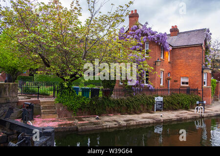 Manchester, Großbritannien - 25 April 2019: atmosphärische Szene der restaurierten Viktorianischen Kanalsystem in Castlefield Gegend von Manchester Stockfoto