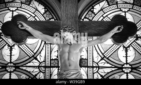 Ein schwarz-weiß Bild des gekreuzigten Jesus am Kreuz von hl. Stanislaus Kostka polnischen Römisch-katholischen Kirche n Pittsburgh, Pennsylvania, USA Stockfoto