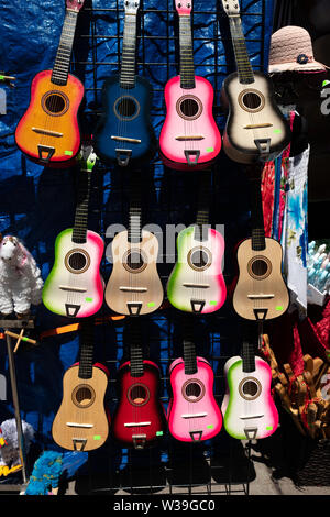 Bunte Kinder Gitarren auf Anzeige zum Verkauf auf einem Straßenmarkt in Pittsburgh's Strip Distrikt, Pennsylvania, USA