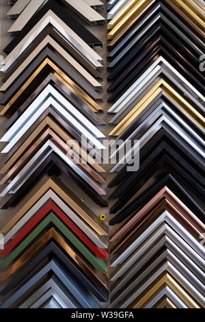 Reihen von Probe Bilderrahmen in einem benutzerdefinierten Bilderrahmen shop Stockfoto