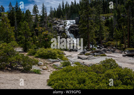 Bassi fällt im Eldorado National Forest, Kalifornien, USA, am Anfang des Sommers von 2019, gesehen aus der Distanz, mit Sierra vegetat Stockfoto