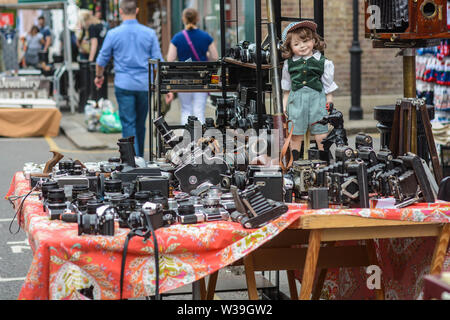 London, UK, 9. Juli 2019: Sammlung von Vintage Faltenbalg Kameras für Verkauf auf einem Markt, in der Portobello Road Market Stall Stockfoto