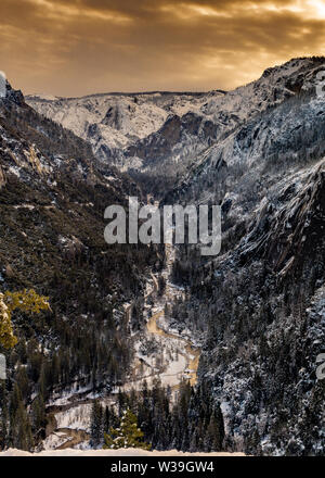 Blick auf den Merced River von der Autobahn 120 und das Tal, Yosemite National Park, an einem Wintertag am Abend, mit warmen Farben Stockfoto