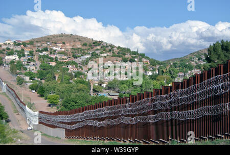 Grenzzaun in Nogales Arizona auf mexikanischen Grenze Stockfoto