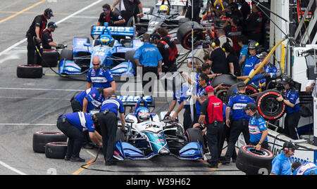 Toronto, Kanada. 13. Juli, 2019. Rahal Letterman Lanigan Racing Fahrer Takuma Sato (Vorne) von Japan erhält einen Boxenstopp während des Qualifying des 2019 Honda Indy Toronto der NTT IndyCar Series auf Ausstellung in Toronto, Kanada, 13. Juli 2019. Credit: Zou Zheng/Xinhua/Alamy leben Nachrichten Stockfoto