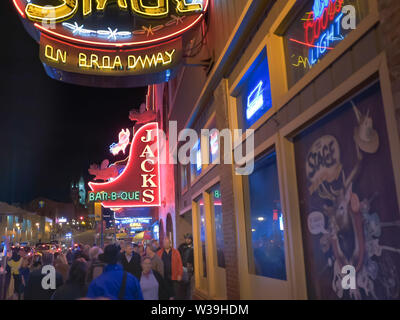 NASHVILLE, USA - April 6, 2017: leuchtreklamen am Broadway in Nashville, TN Stockfoto