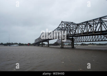 Starke Winde und Scharen von Regen markieren Sie die Ankunft des tropischen Sturms Barry in Morgan City, Louisiana zu landen. Städte entlang der Golfküste selbst Strebe für die erwarteten Hochwasser und starke Winde, die den Sturm begleiten, dass viele glauben machen wird um 12.00 Uhr landfall als Kategorie 1 Hurrikan. Stockfoto