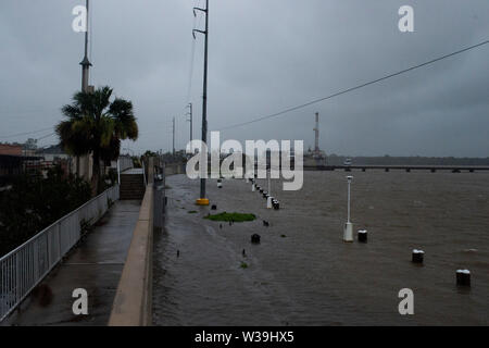 Starke Winde und Scharen von Regen markieren Sie die Ankunft des tropischen Sturms Barry in Morgan City, Louisiana zu landen. Städte entlang der Golfküste selbst Strebe für die erwarteten Hochwasser und starke Winde, die den Sturm begleiten, dass viele glauben machen wird um 12.00 Uhr landfall als Kategorie 1 Hurrikan. Stockfoto