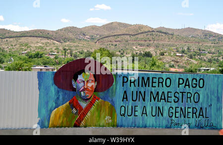 Wandgemälde von allgemeinen Zapata in Nogales Arizona auf der US-mexikanischen Grenze mit dem Zaun im Hintergrund Stockfoto