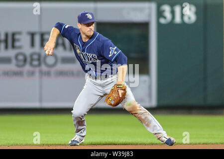 Baltimore, MD, USA. 13. Juli, 2019. Tampa Bay Rays zweite Basisspieler Joey Wendle (18) wirft ein Läufer auf den ersten im zweiten Spiel eines Double header zwischen der Tampa Bay Rays und die Baltimore Orioles in Camden Yards, Baltimore, MD. Jonathan Huff/CSM/Alamy leben Nachrichten Stockfoto