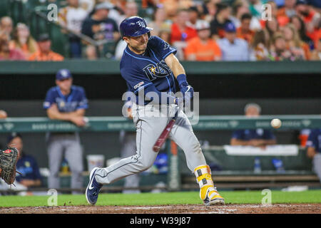 Baltimore, MD, USA. 13. Juli, 2019. Tampa Bay Rays catcher Travis d'Arnaud (37) ein Doppelzimmer im zweiten Spiel eines Double header zwischen der Tampa Bay Rays und die Baltimore Orioles in Camden Yards, Baltimore, MD, Hits. Jonathan Huff/CSM/Alamy leben Nachrichten Stockfoto