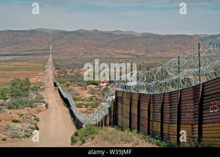 usa mexikanischer Grenzzaun in nogales arizona Stockfoto