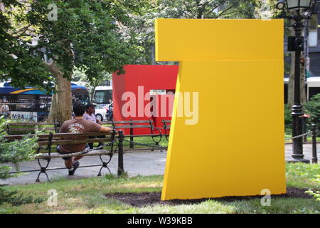 12 Juli 2019, US, New York: In einem New Yorker Park, eine große Skulptur Ausstellung durch die 104-jährige Künstlerin Carmen Herrera ist auf Ansicht zum ersten Mal in der open air. Fünf Aluminium Skulpturen über zwei Meter hoch und 3,5 Meter breit, die jeweils in einer leuchtenden Farbe, auf Anzeige bis 8. November in der Mitte von Manhattan in City Hall Park vor dem Rathaus der Metropole. Die Ausstellung "Carmen Herrea: Estructuras Thyssen-bornemisza" wurde von der Public Art Fund, die kümmert sich um Kunst im öffentlichen Raum organisiert. Foto: Christina Horsten/dpa - ACHTUNG: Nur für redaktionelle Nutzung in Co Stockfoto