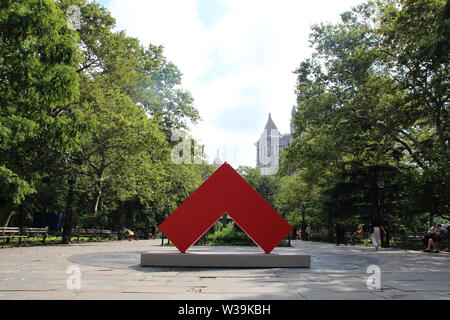 12 Juli 2019, US, New York: In einem New Yorker Park, eine große Skulptur Ausstellung durch die 104-jährige Künstlerin Carmen Herrera ist auf Ansicht zum ersten Mal in der open air. Fünf Aluminium Skulpturen über zwei Meter hoch und 3,5 Meter breit, die jeweils in einer leuchtenden Farbe, auf Anzeige bis 8. November in der Mitte von Manhattan in City Hall Park vor dem Rathaus der Metropole. Die Ausstellung "Carmen Herrea: Estructuras Thyssen-bornemisza" wurde von der Public Art Fund, die kümmert sich um Kunst im öffentlichen Raum organisiert. Foto: Christina Horsten/dpa - ACHTUNG: Nur für redaktionelle Nutzung in Co Stockfoto